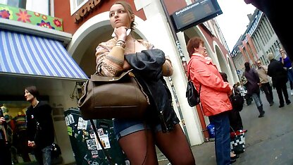 Gorąca Nastolatka krótkie spodenki niemiecki na przystanku autobusowym ostre filmy xxx