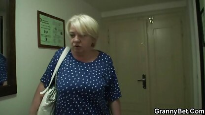 Azjatka, młody człowiek po zakupach zalana cipeczka