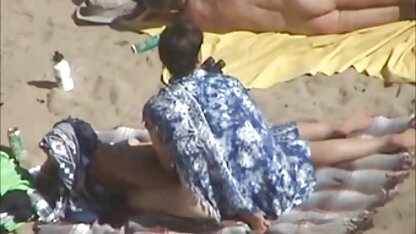 Dwie pary na plaży, tryska z cipki
