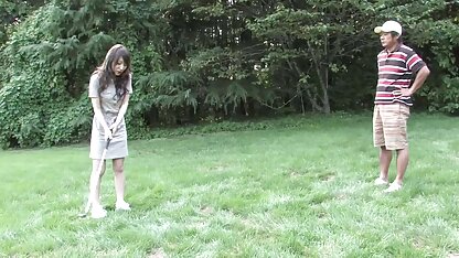 Czekamy na dziewczynę na polu golfowym