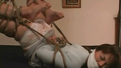 Japonki przywiązane w pozycji seksualnej.