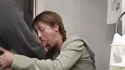 Mamuśka ssie dużego fiuta i połyka seks kamerka online