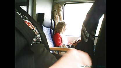 Pociąg masturbacji na oczach starszej kobiety