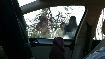 Samochód 4 dziewczyny na przystanku autobusowym babcine cipki