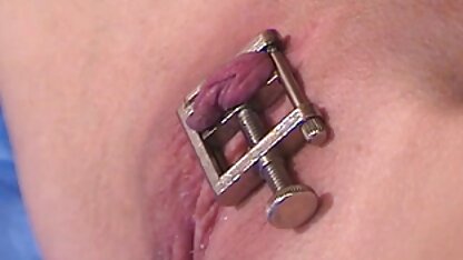 Bondage związane z łóżkiem domu z szeroko otwartymi wargami sromowymi.  napalone mamuski