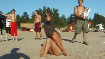 Dziewczyny toru nago wybierają Indiankę na plaży,
